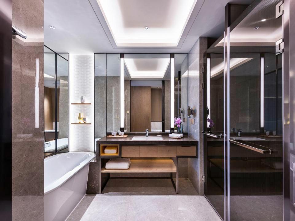 Hotel Grand Mercure Lingang 5*